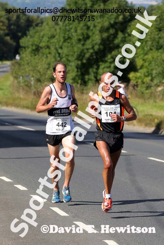 Iand Crampton and Cees van der Land (Tyne Bridge) during the Tynedale 10 Mile Jelly Road Race. Photo: David T. Hewitson/Sports for All Pics